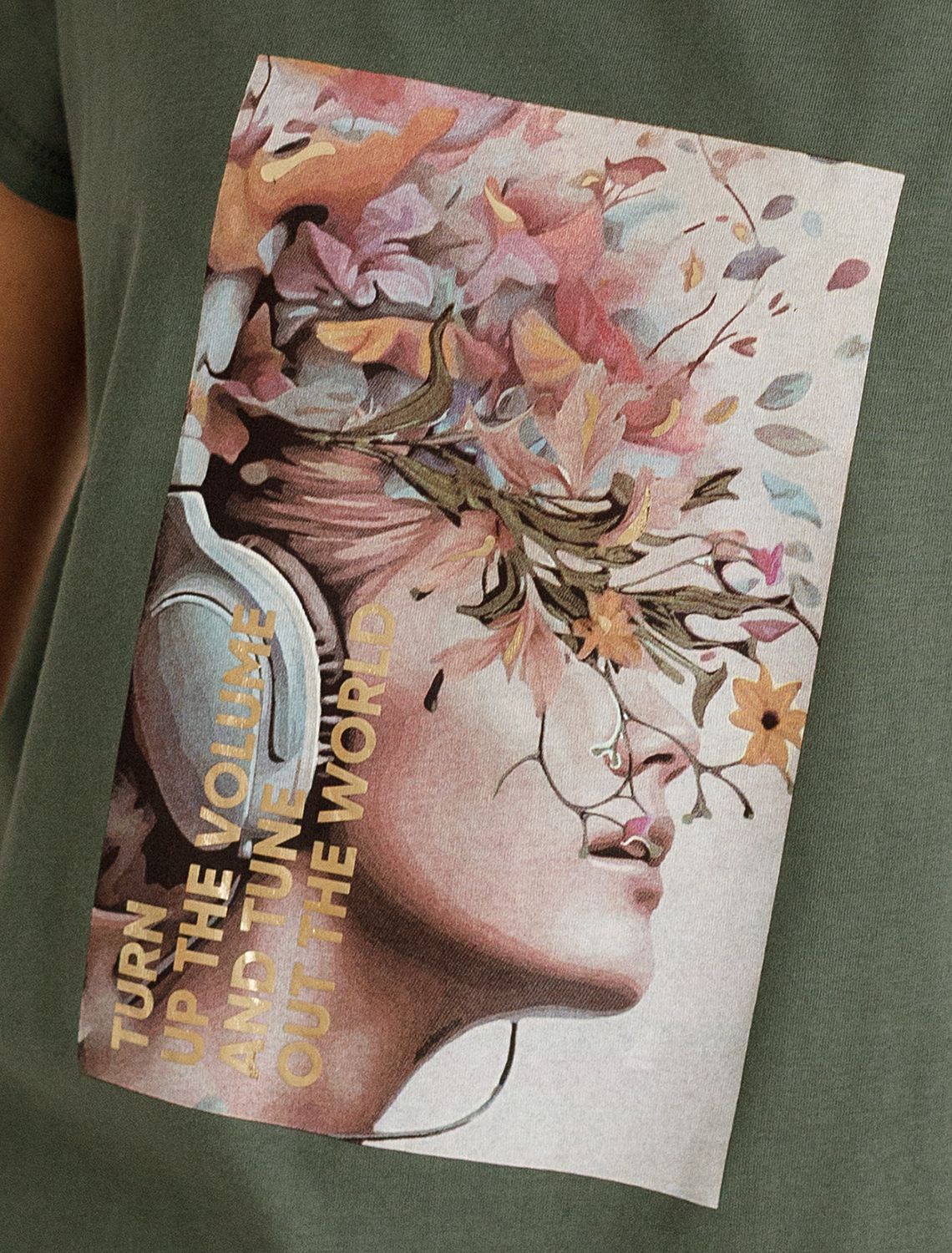 картинка Футболка женская т.оливковый_turn up the volum от магазина Одежда+