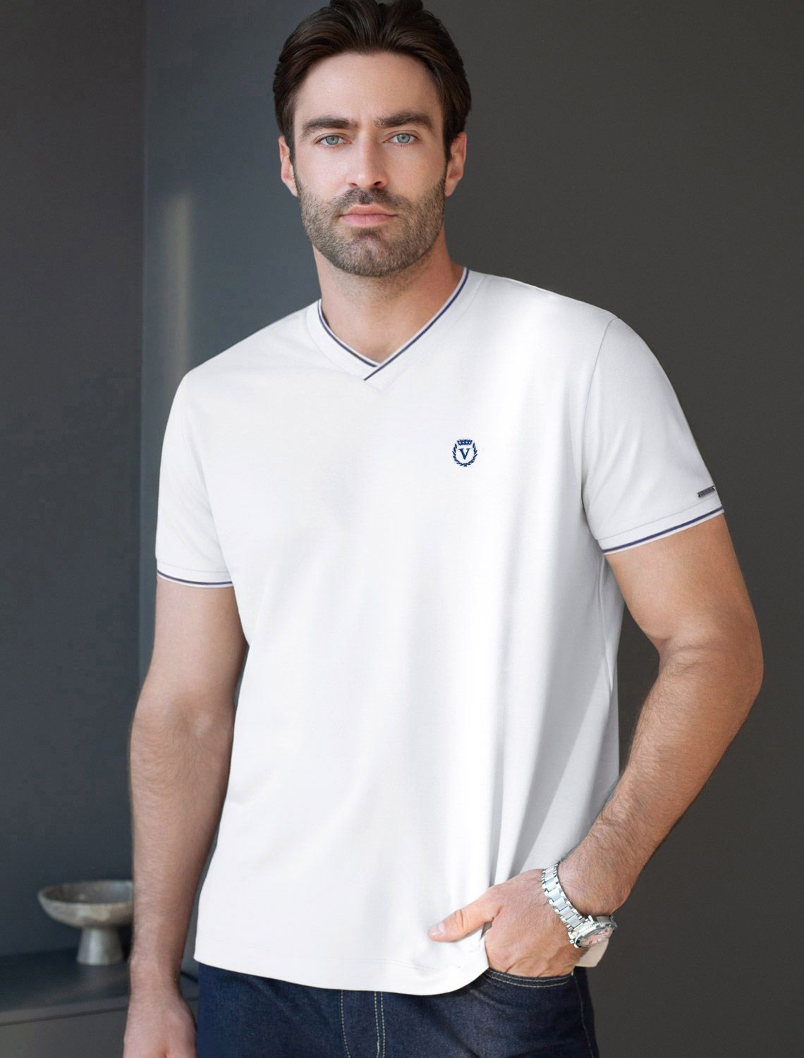 картинка Футболка мужская белый с полосой магазин Одежда+ являющийся официальным дистрибьютором в России 