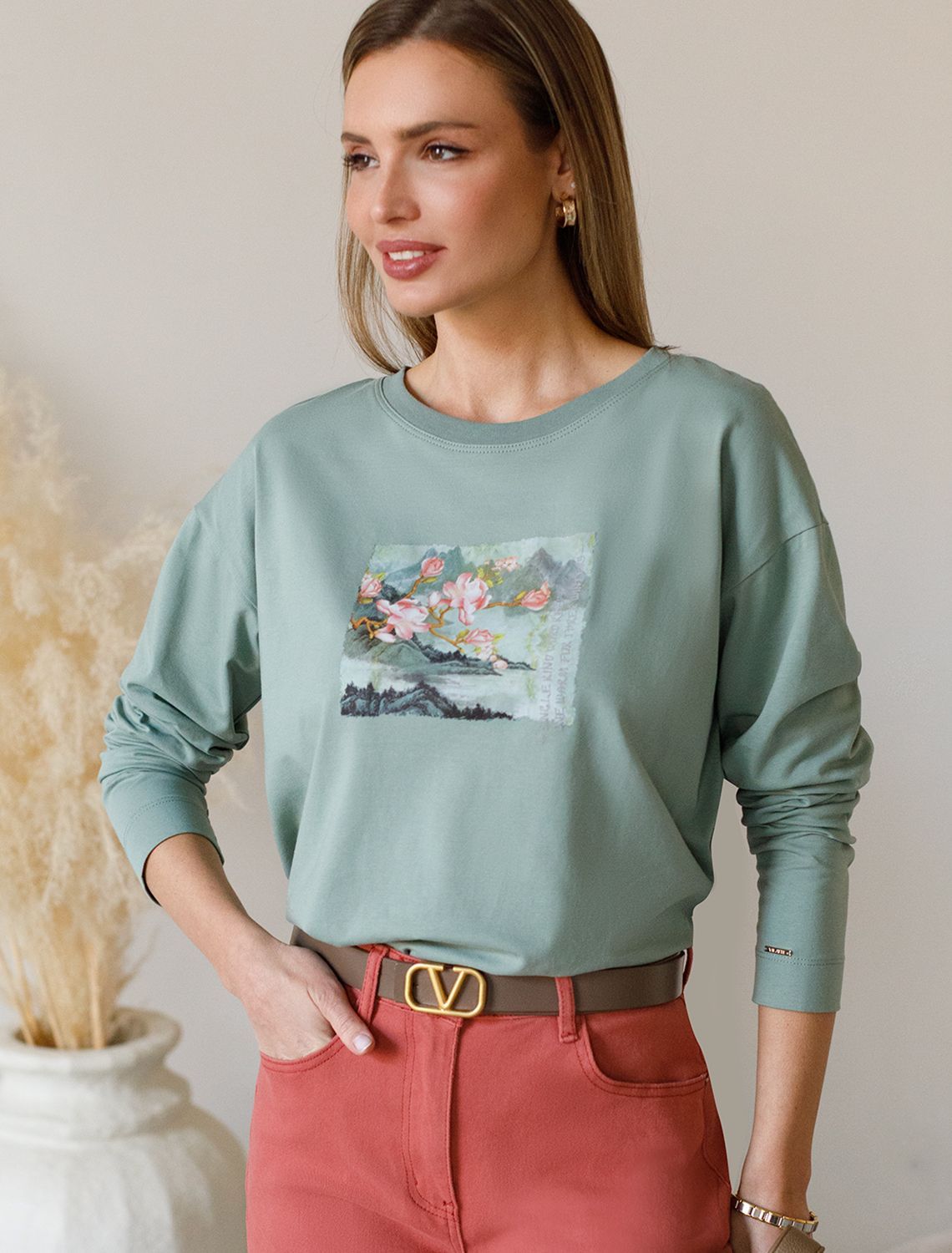 картинка Джемпер женский св.оливковый_пейзаж магазин Одежда+ являющийся официальным дистрибьютором в России 