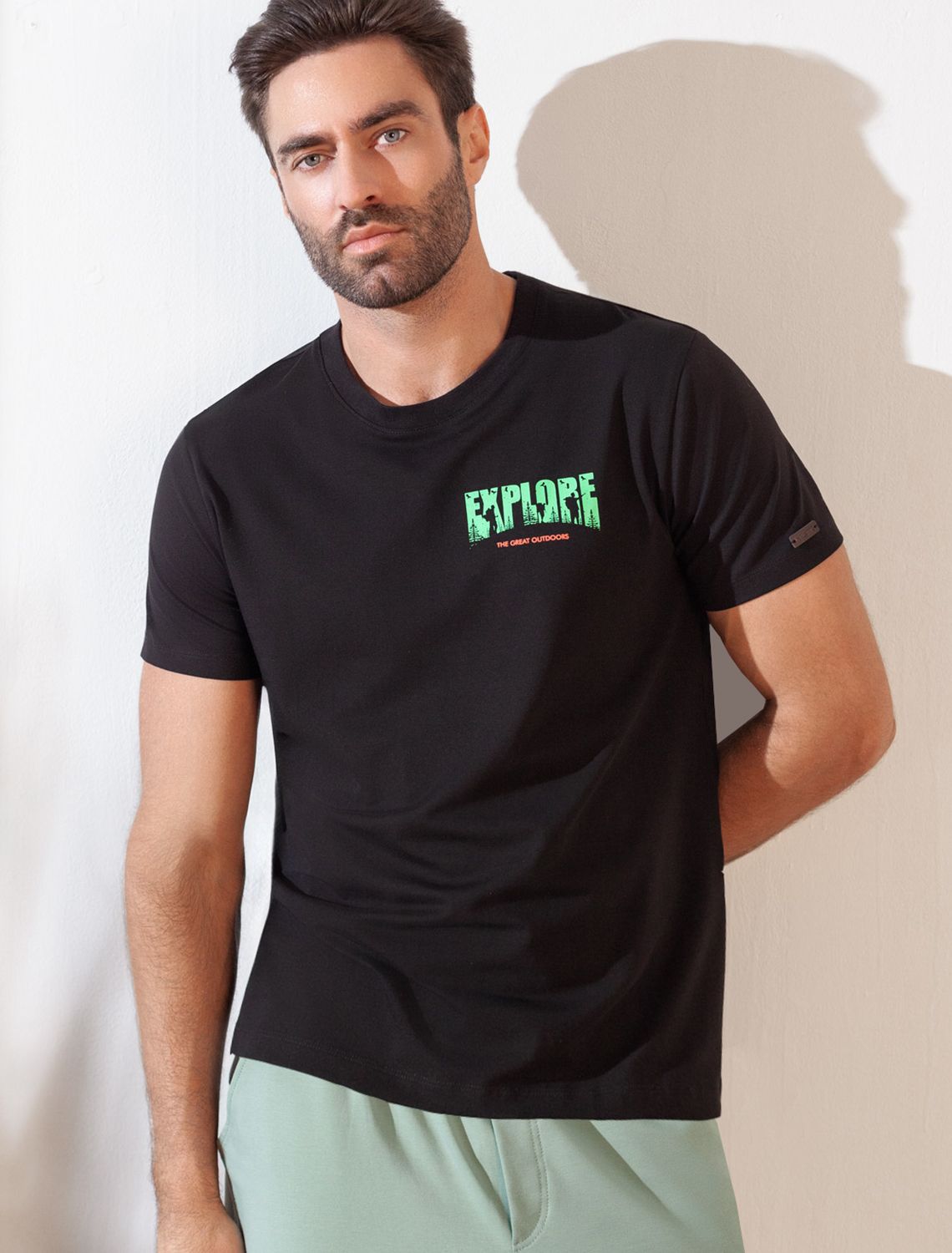 картинка Футболка мужская черный_explore от магазина Одежда+