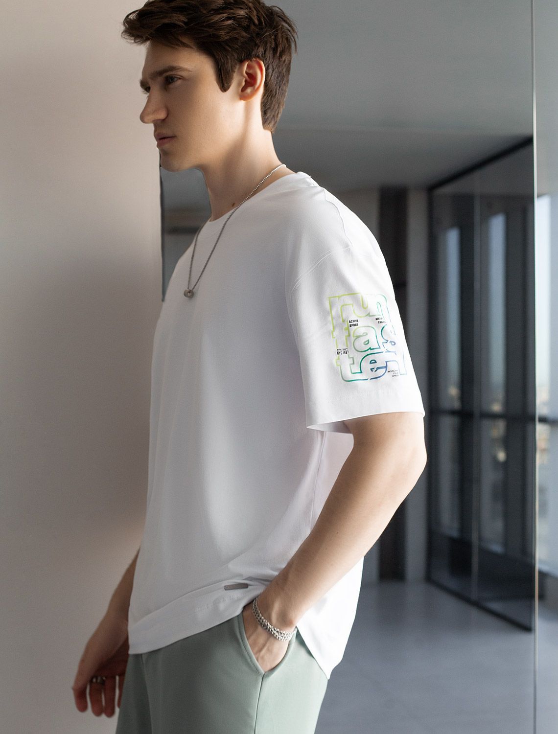 картинка Футболка мужская белый_run faster магазин Одежда+ являющийся официальным дистрибьютором в России 