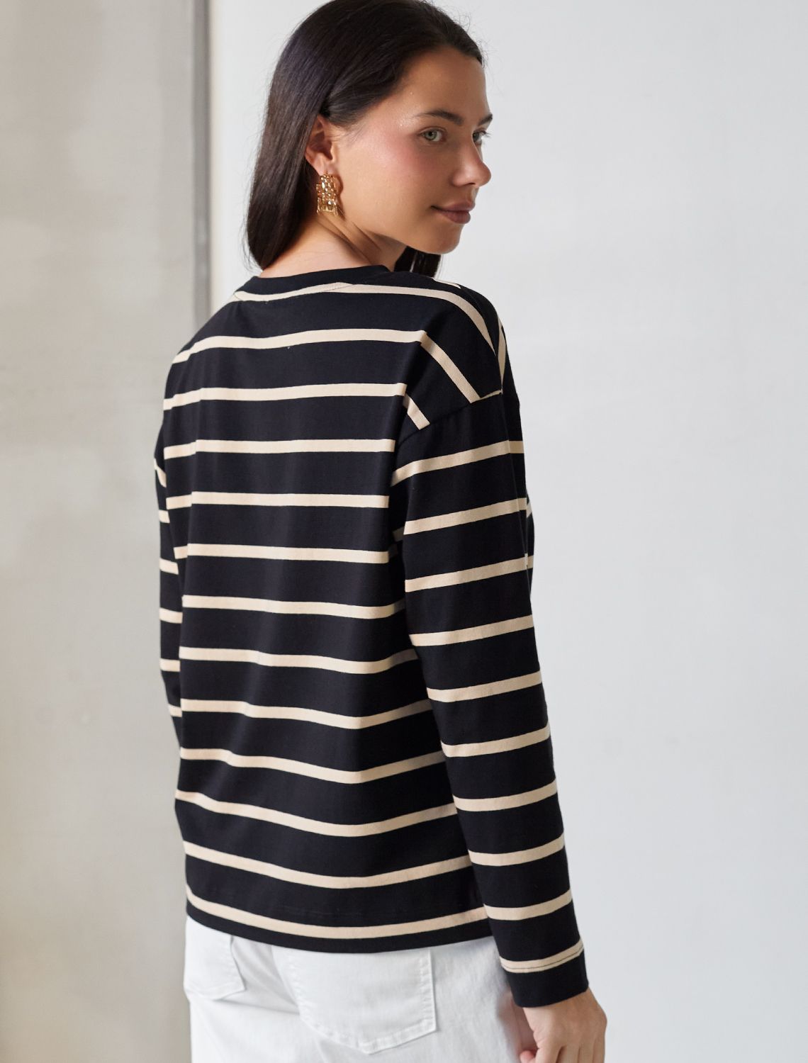 картинка Джемпер женский черный-бежевый от магазина Одежда+