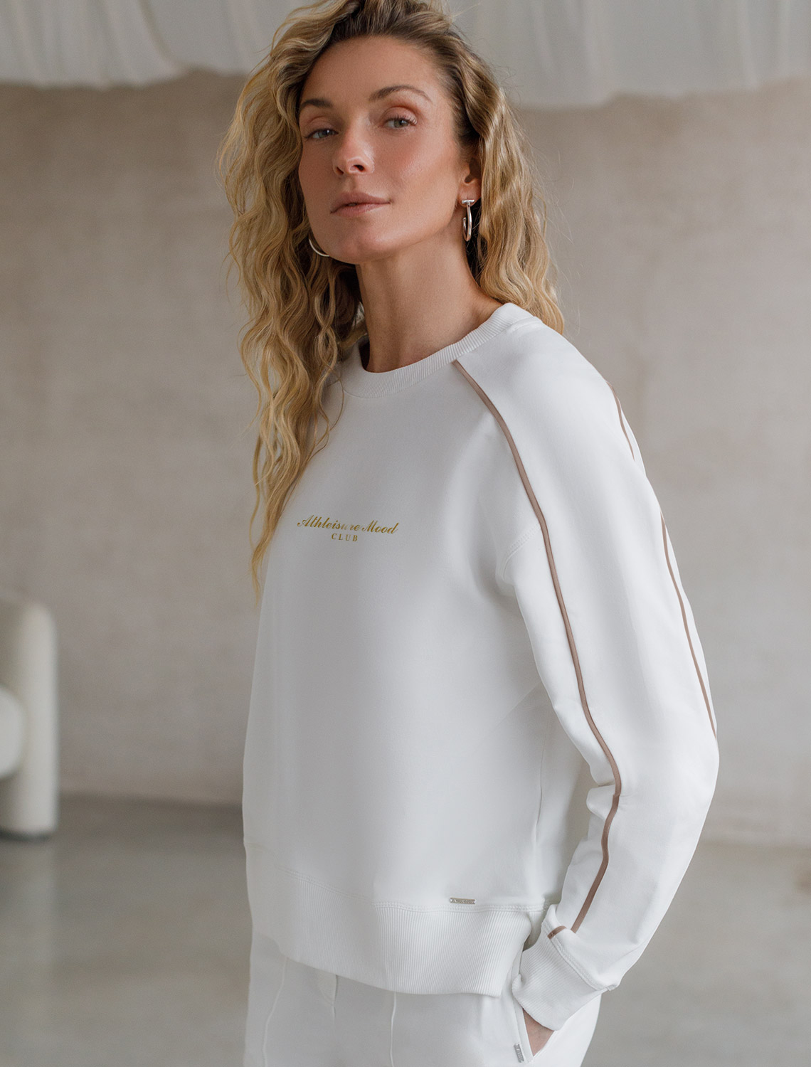 картинка Джемпер женский белый_athleisure mood от магазина Одежда+
