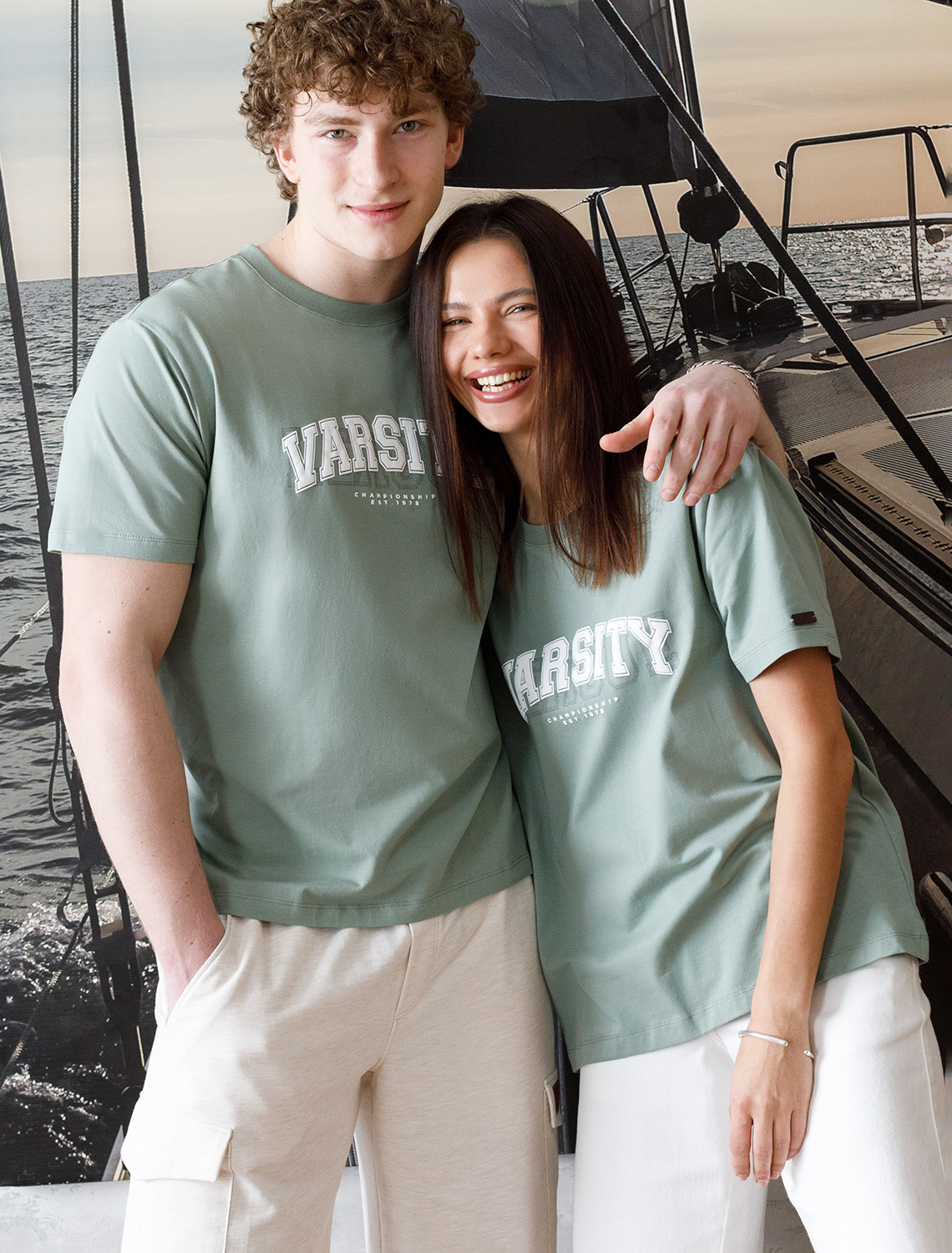 картинка Футболка мужская св.оливка_varsity магазин Одежда+ являющийся официальным дистрибьютором в России 