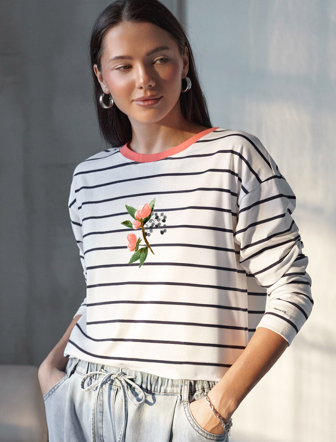 картинка Джемпер женский белый-т.синий_цветок магазин Одежда+ являющийся официальным дистрибьютором в России 