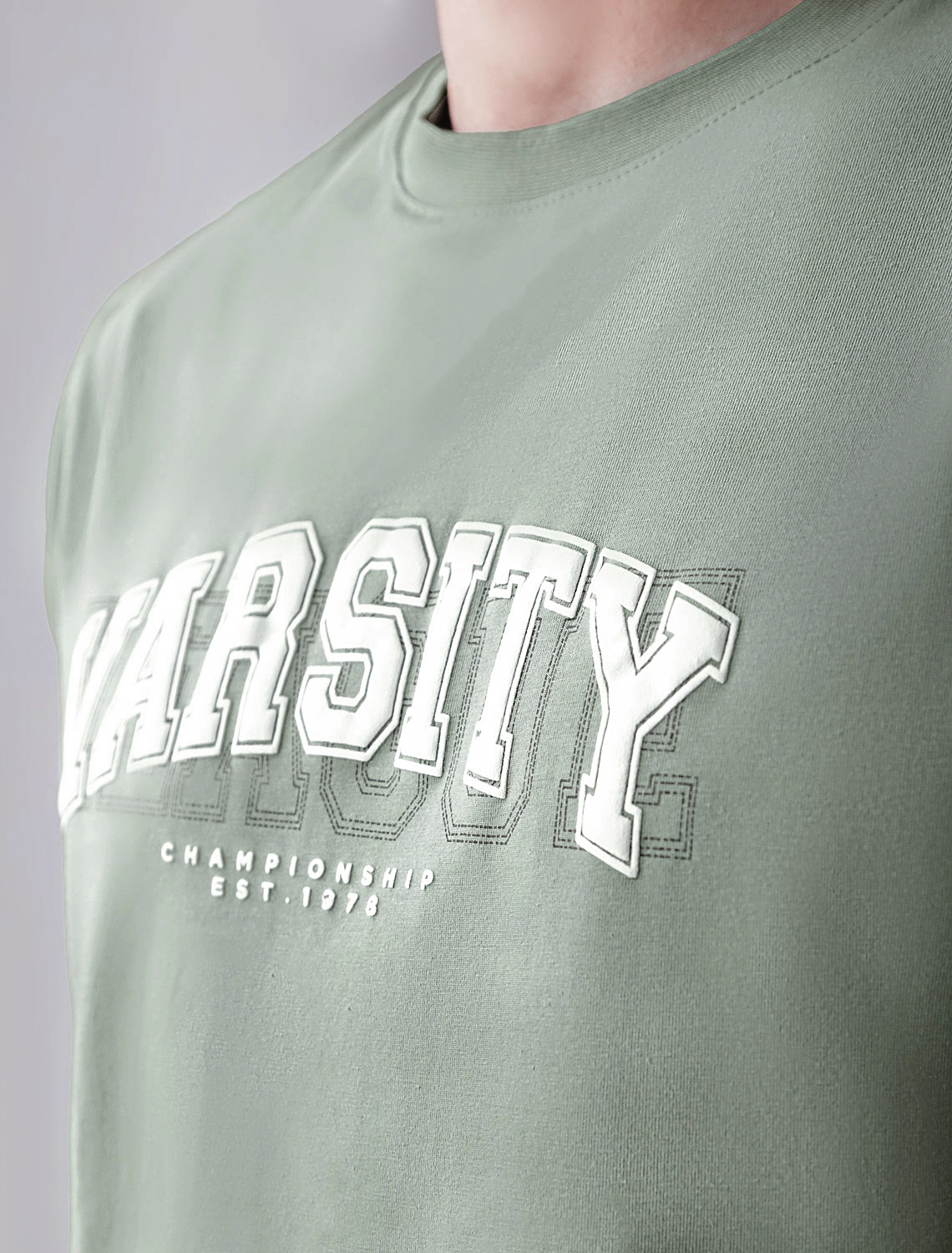 картинка Футболка мужская св.оливка_varsity магазин Одежда+ являющийся официальным дистрибьютором в России 