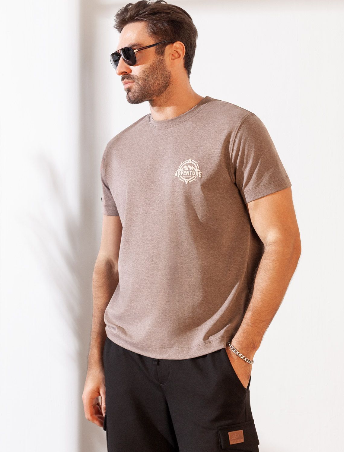 картинка Футболка мужская т.кофейный меланж_adventure от магазина Одежда+