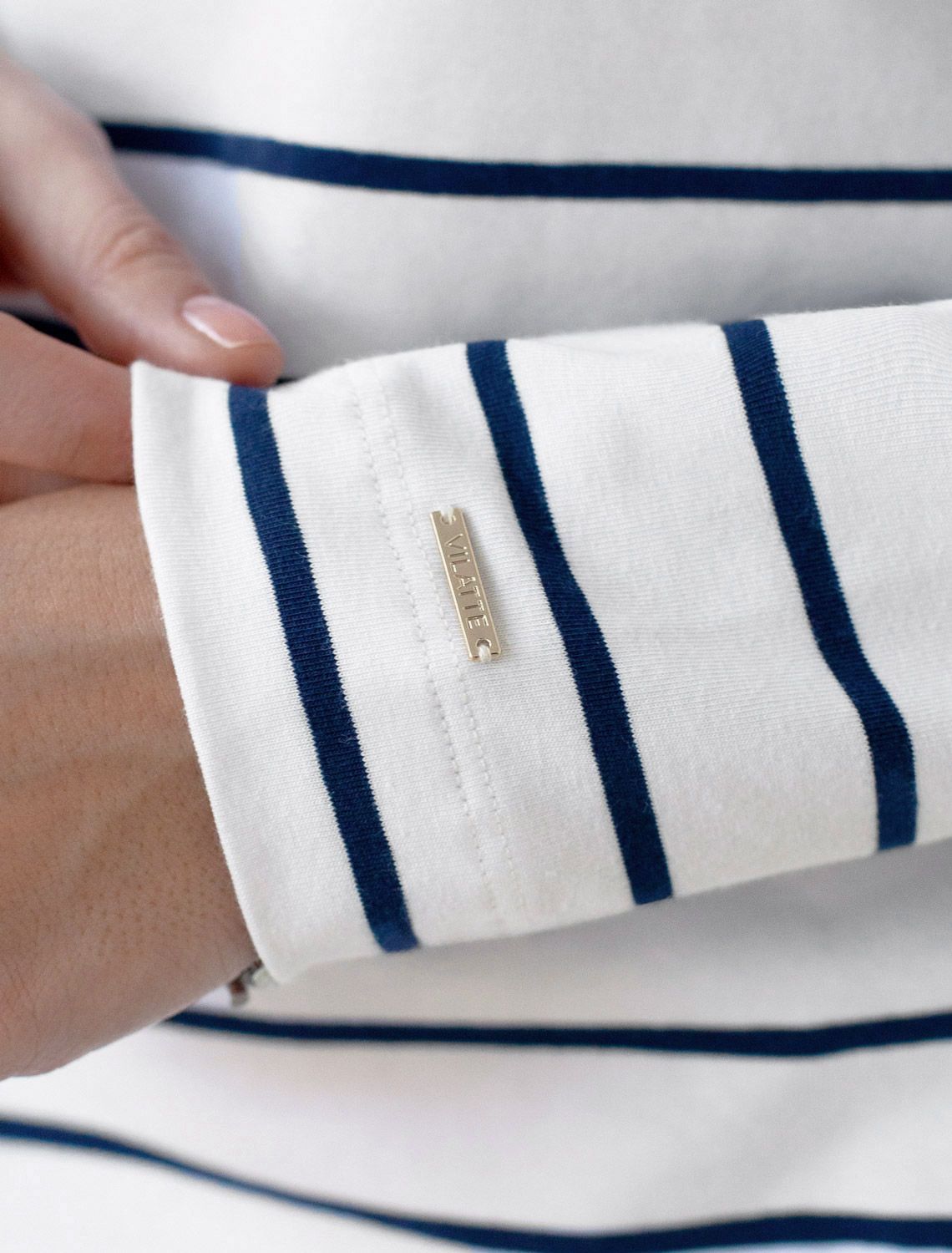 картинка Джемпер женский белый-т.синий магазин Одежда+ являющийся официальным дистрибьютором в России 