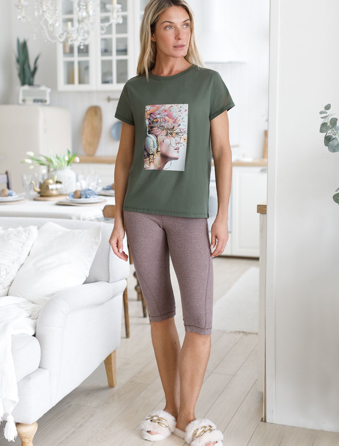 картинка Футболка женская т.оливковый_turn up the volum от магазина Одежда+