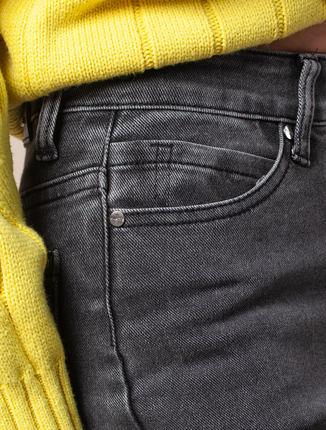 картинка Джинсы женские серый от магазина Одежда+