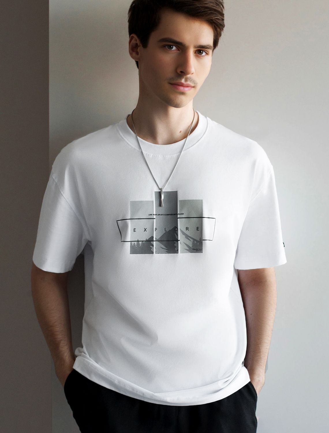 картинка Футболка мужская белый_explore прямоугольник магазин Одежда+ являющийся официальным дистрибьютором в России 