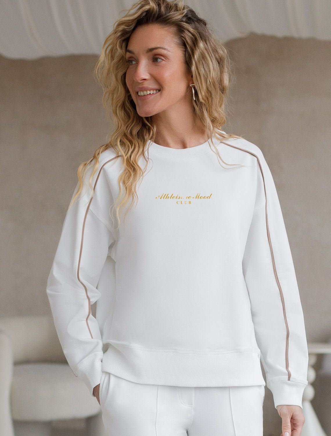 картинка Джемпер женский белый_athleisure mood от магазина Одежда+