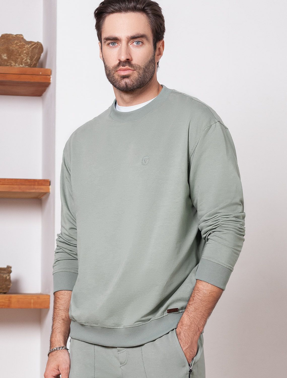 картинка Джемпер мужской св.оливковый магазин Одежда+ являющийся официальным дистрибьютором в России 