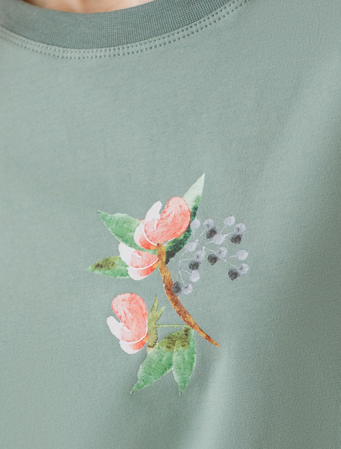 картинка Джемпер женский св.оливковый_цветок магазин Одежда+ являющийся официальным дистрибьютором в России 