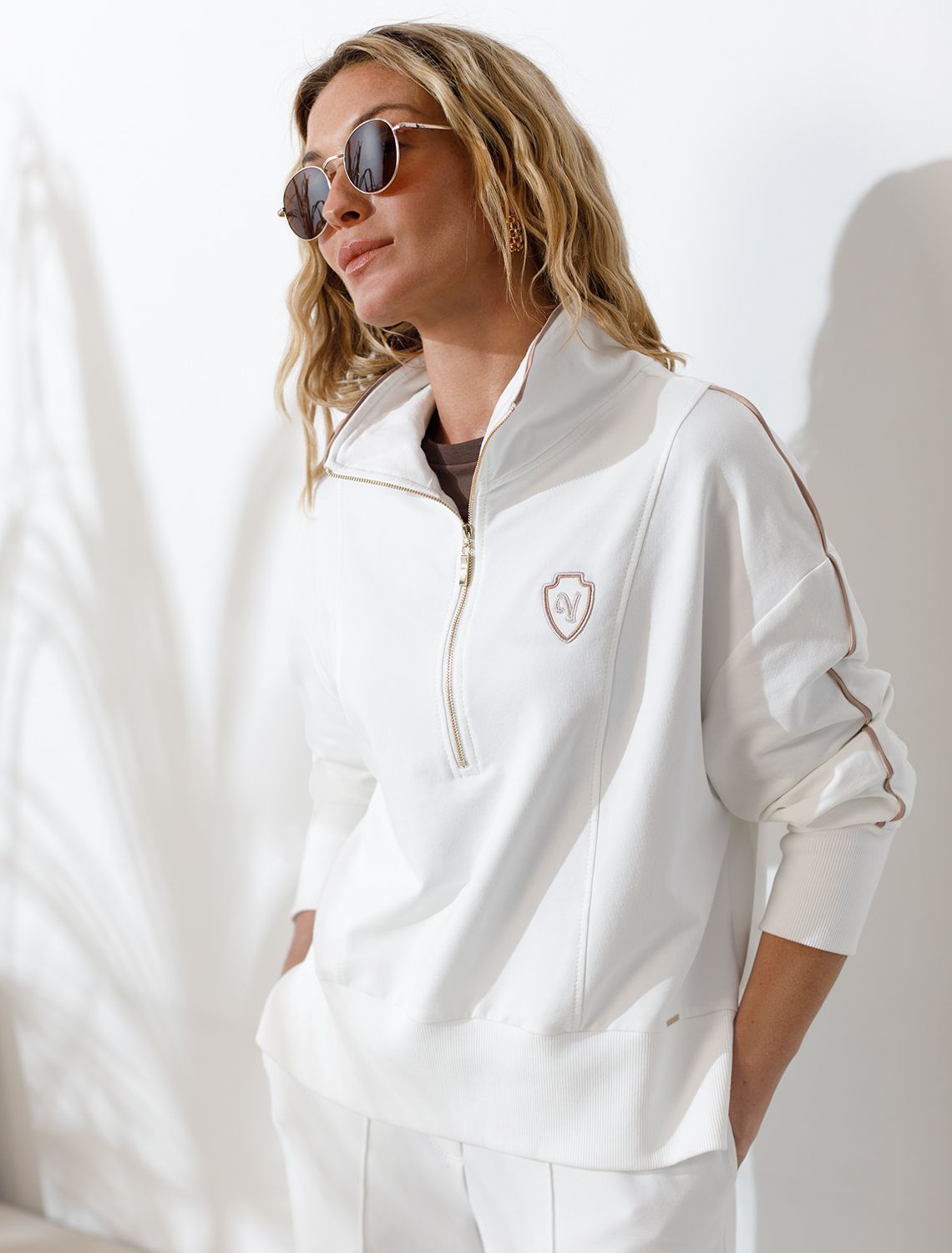 картинка Джемпер женский белый_vilatte магазин Одежда+ являющийся официальным дистрибьютором в России 