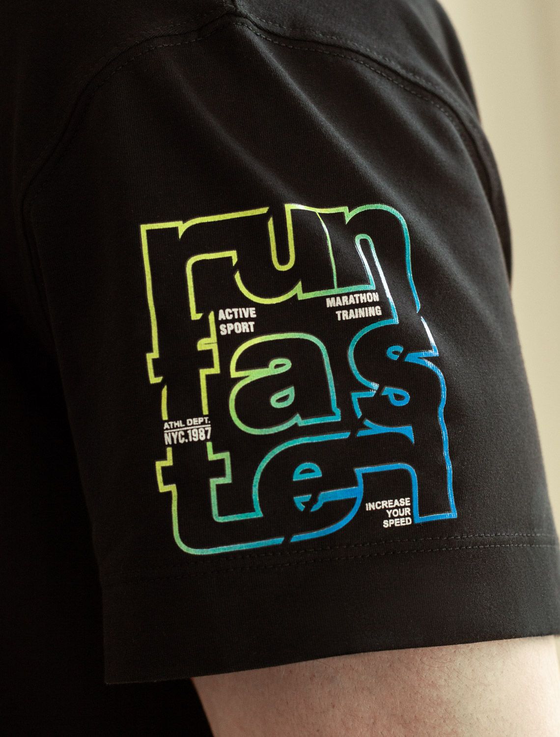 картинка Футболка мужская черный_run faster магазин Одежда+ являющийся официальным дистрибьютором в России 