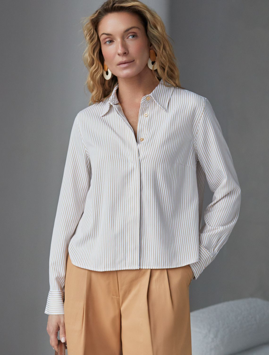 картинка Блузка женская белый-бежевый магазин Одежда+ являющийся официальным дистрибьютором в России 