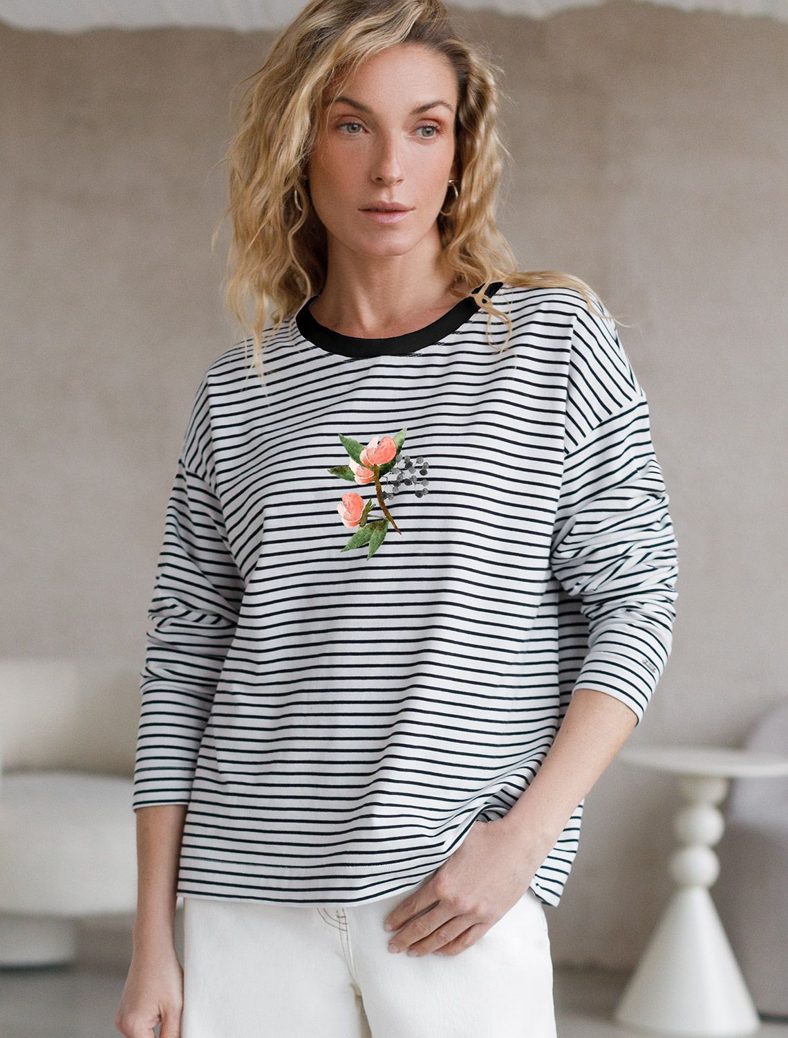 картинка Джемпер женский белый-черный_цветок магазин Одежда+ являющийся официальным дистрибьютором в России 