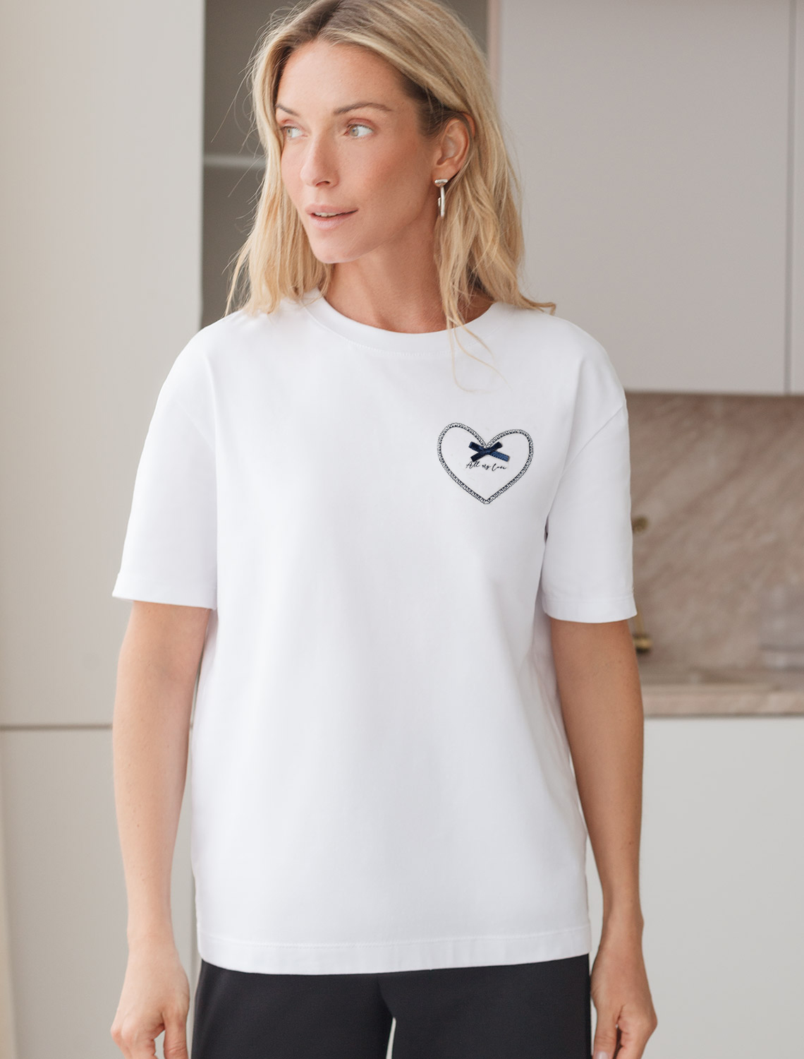 картинка Футболка женская белый_love от магазина Одежда+