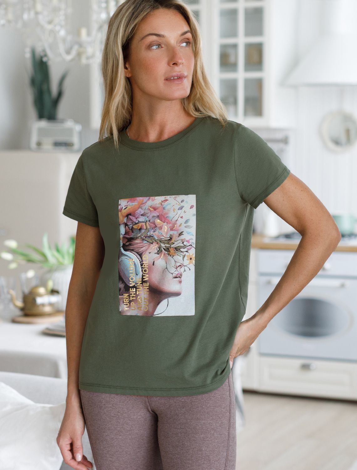 картинка Футболка женская т.оливковый_turn up the volum от магазина Одежда+