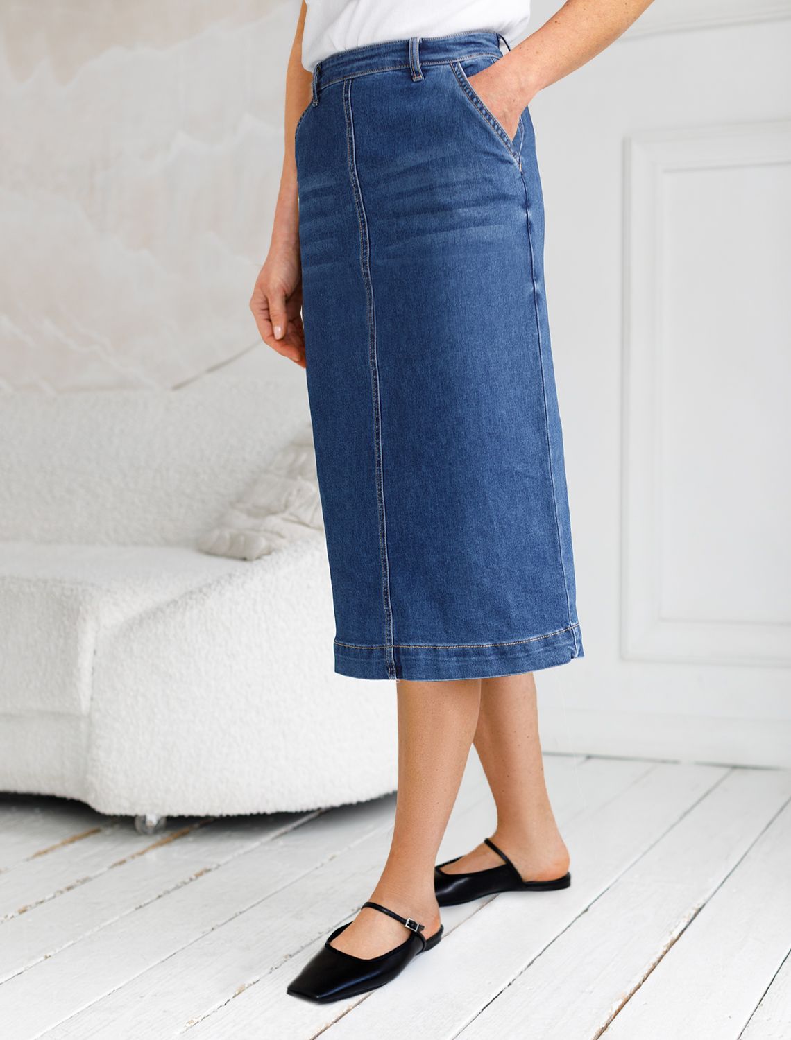 Джинсовая юбка прямая с разрезом и декоративной стиркой  из эластичного денима