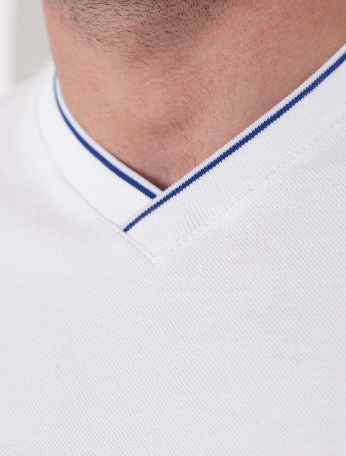 картинка Футболка мужская белый с полосой магазин Одежда+ являющийся официальным дистрибьютором в России 