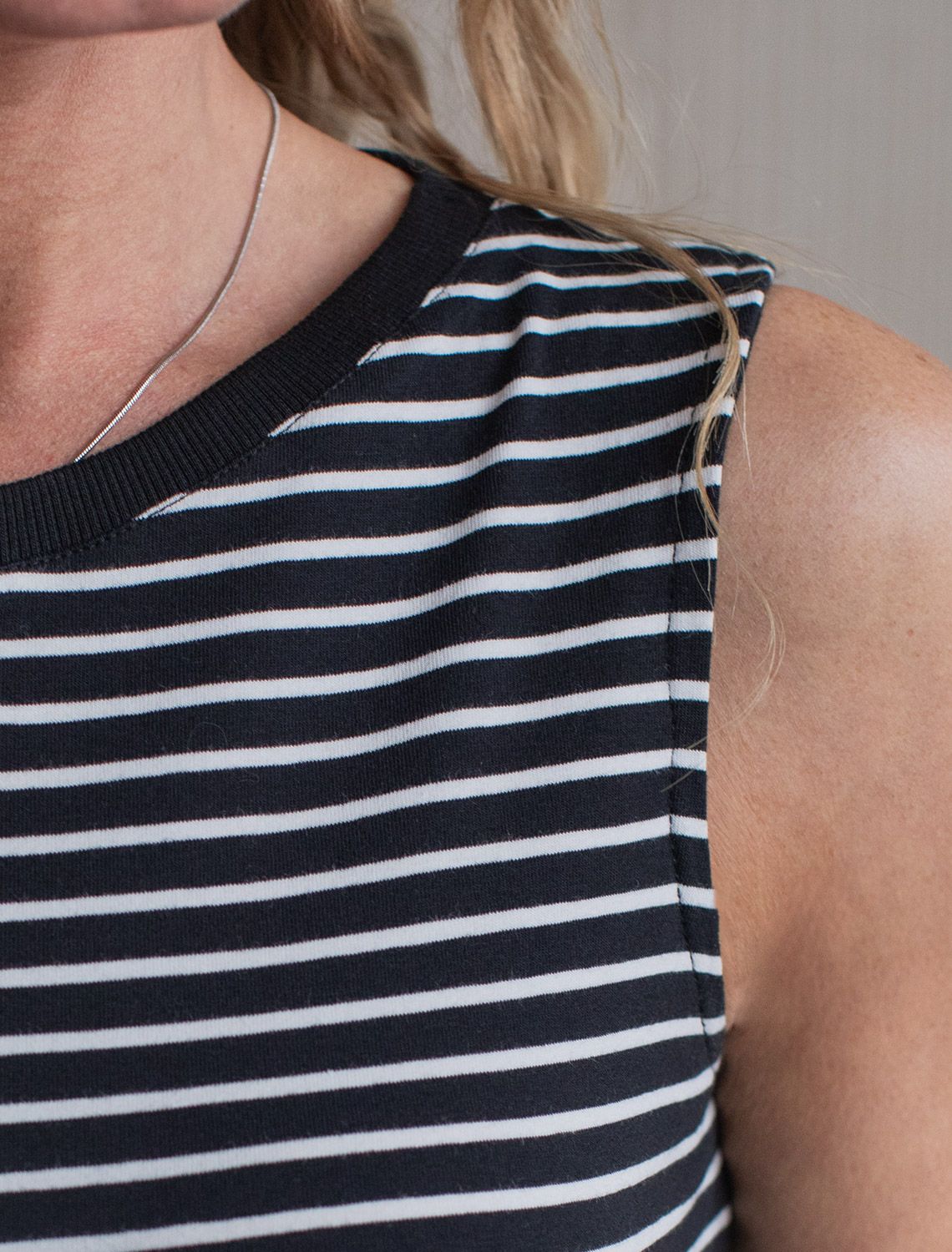 картинка Топ женский черный-белый магазин Одежда+ являющийся официальным дистрибьютором в России 