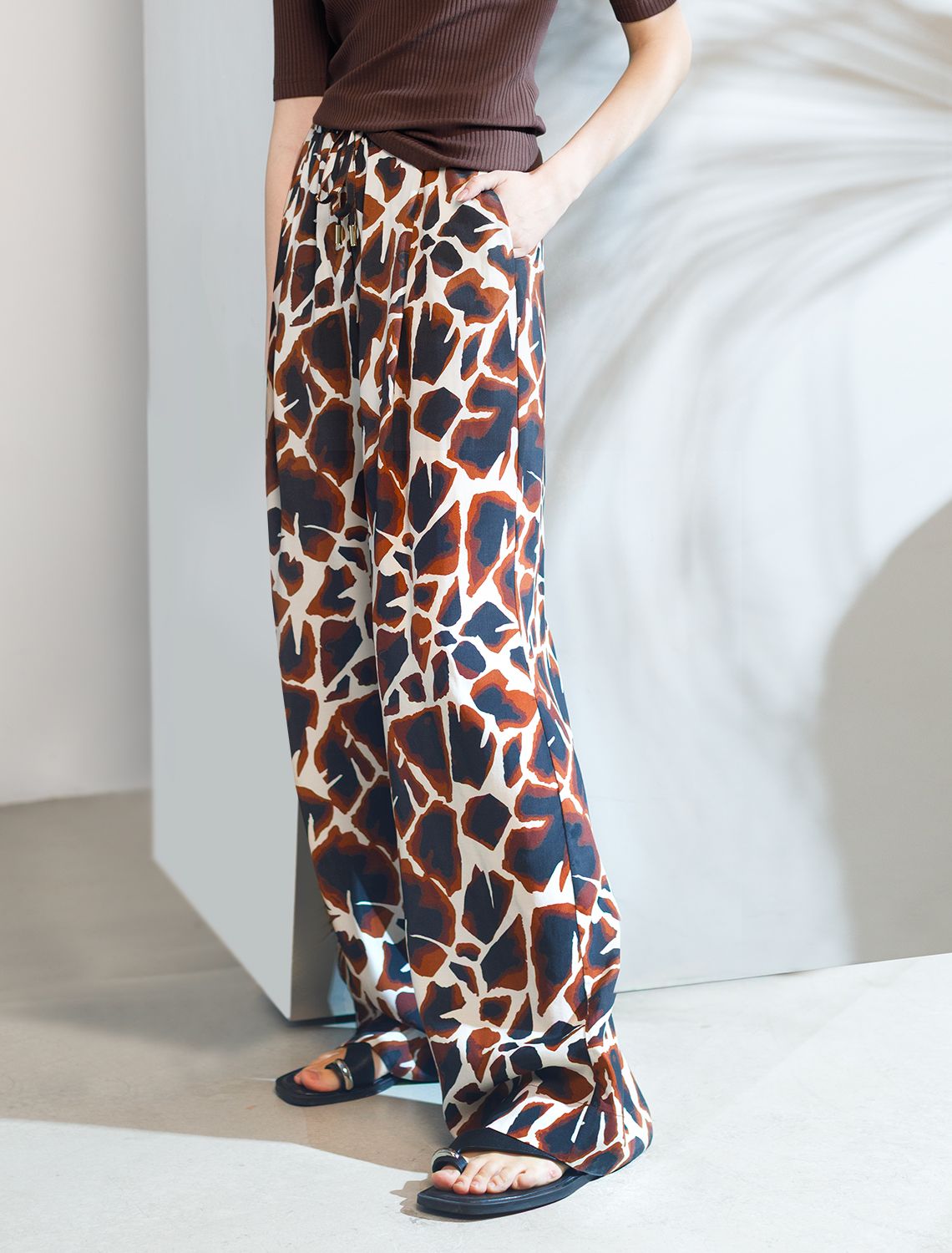 картинка Брюки женские бежевый-коричневый магазин Одежда+ являющийся официальным дистрибьютором в России 