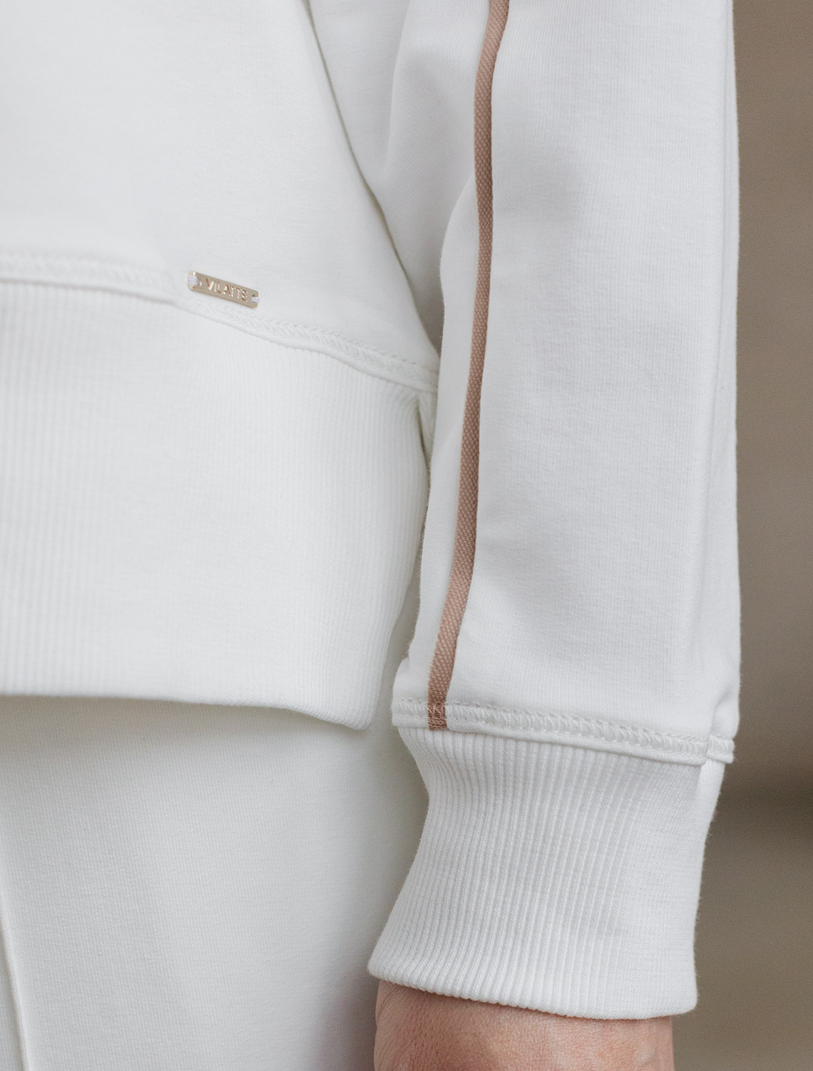 картинка Джемпер женский белый_athleisure mood от магазина Одежда+