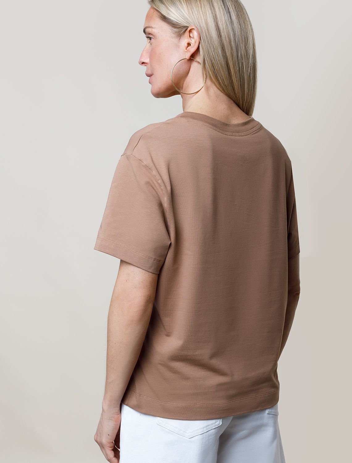 картинка Футболка женская карамель_art poster от магазина Одежда+