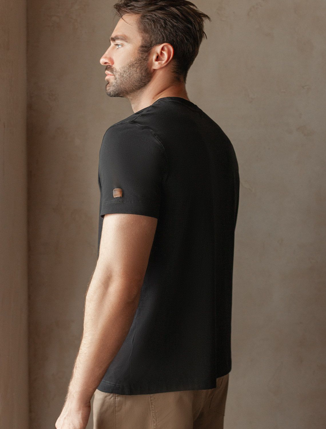 картинка Футболка мужская черный_wanderlust от магазина Одежда+