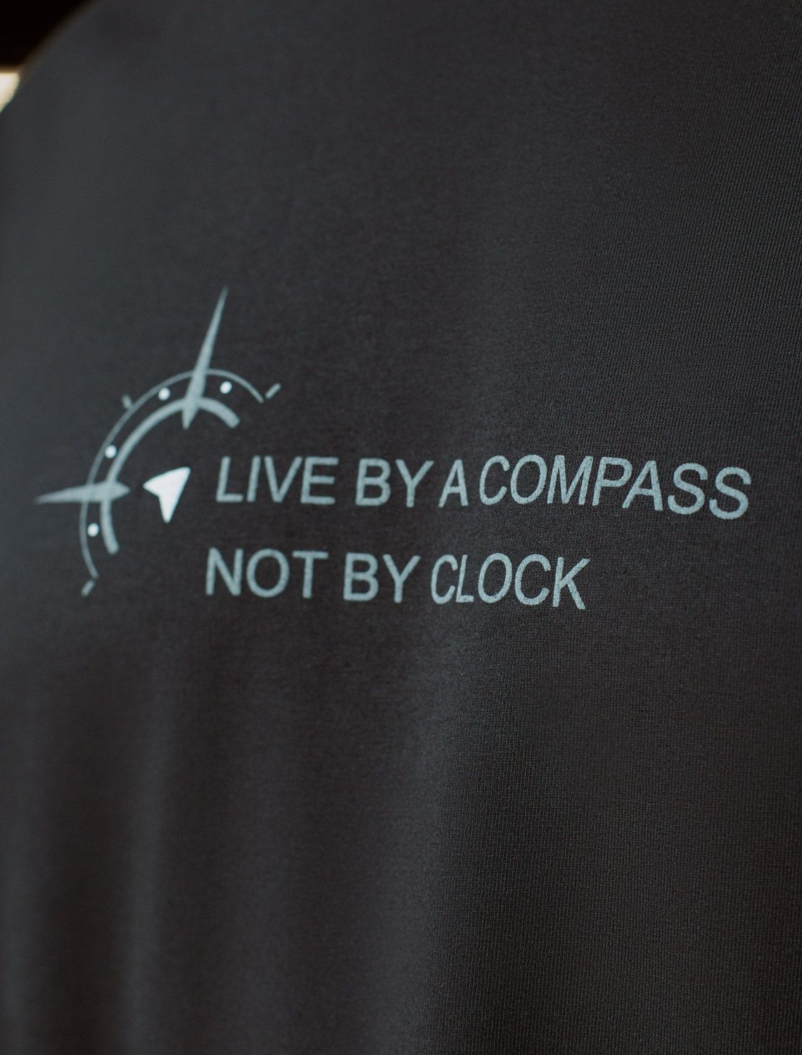 картинка Футболка мужская черный_компас магазин Одежда+ являющийся официальным дистрибьютором в России 