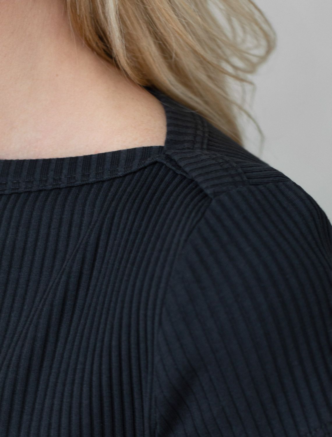 картинка Футболка женская черный магазин Одежда+ являющийся официальным дистрибьютором в России 